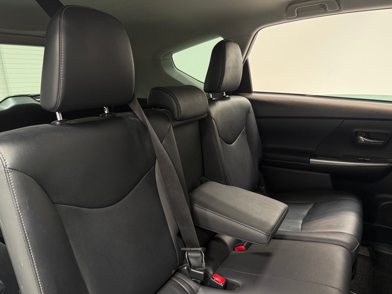 Thumbnail: 2016 Toyota Prius v - 6