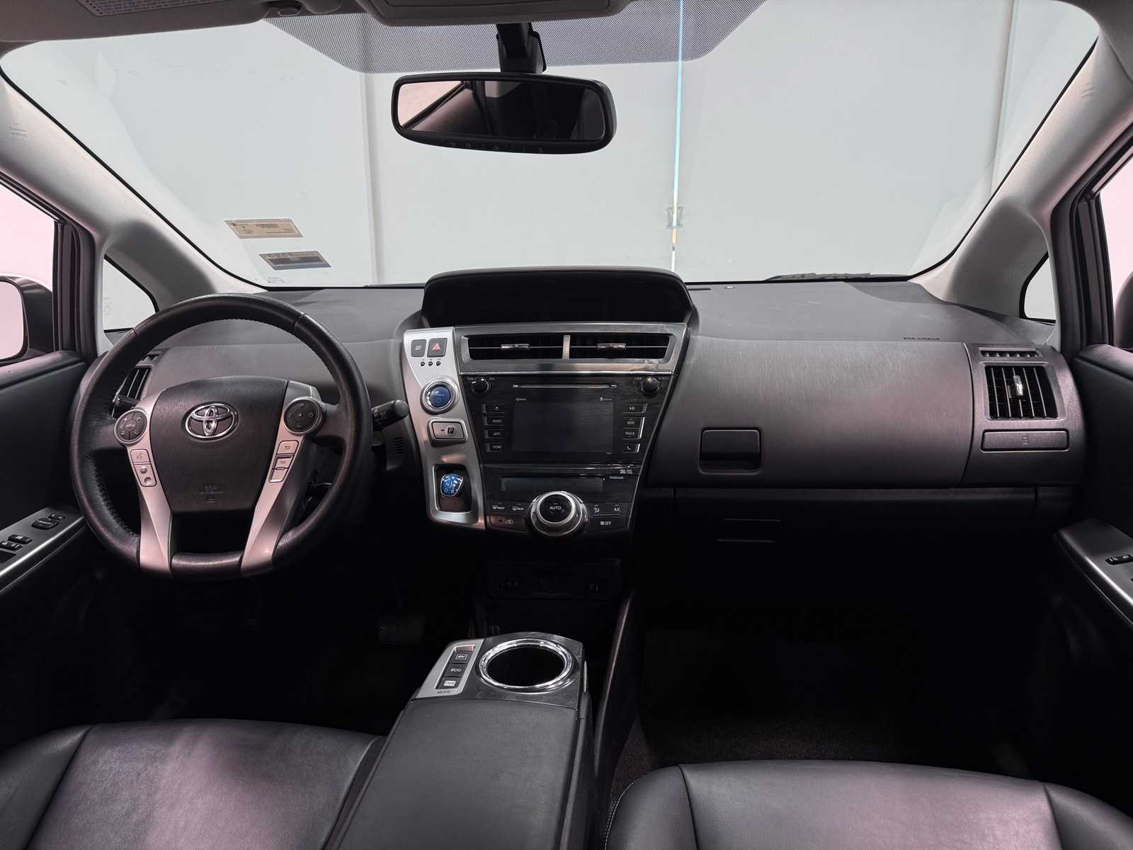 Thumbnail: 2016 Toyota Prius v - 3