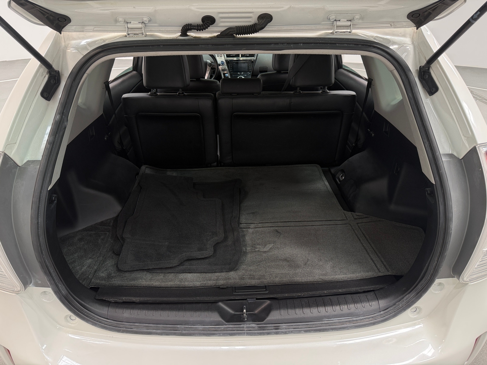 Thumbnail: 2016 Toyota Prius v - 7