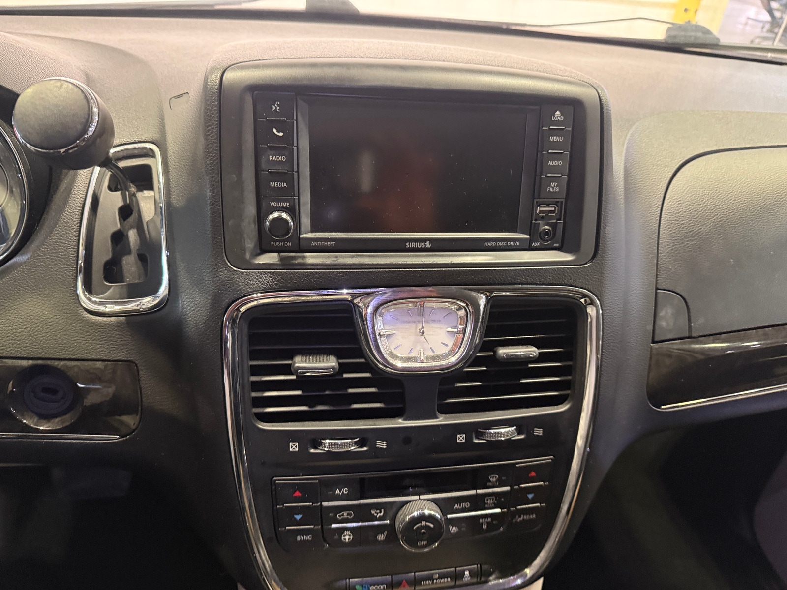 Thumbnail: 2014 Chrysler Town & Country - 3