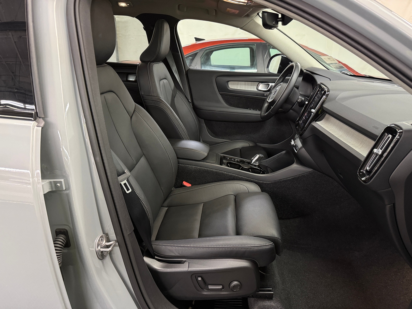 Thumbnail: 2026 Volvo XC40 - 2