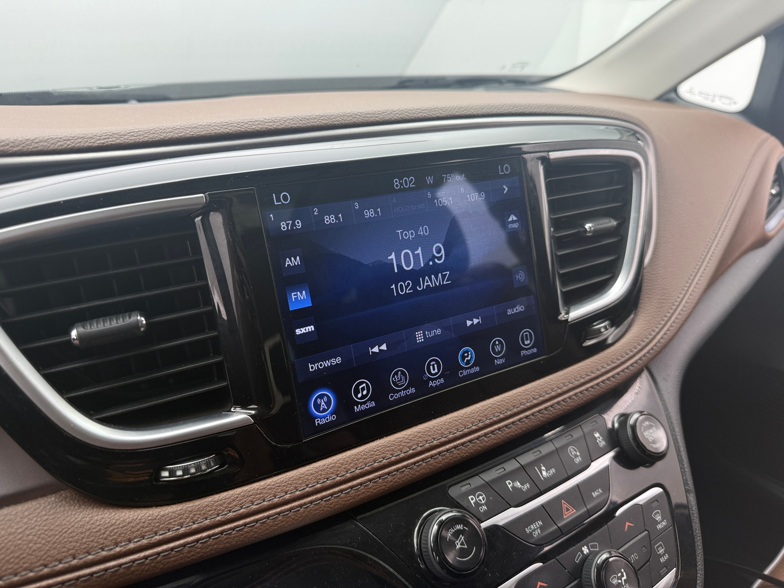 Thumbnail: 2017 Chrysler Pacifica - 3
