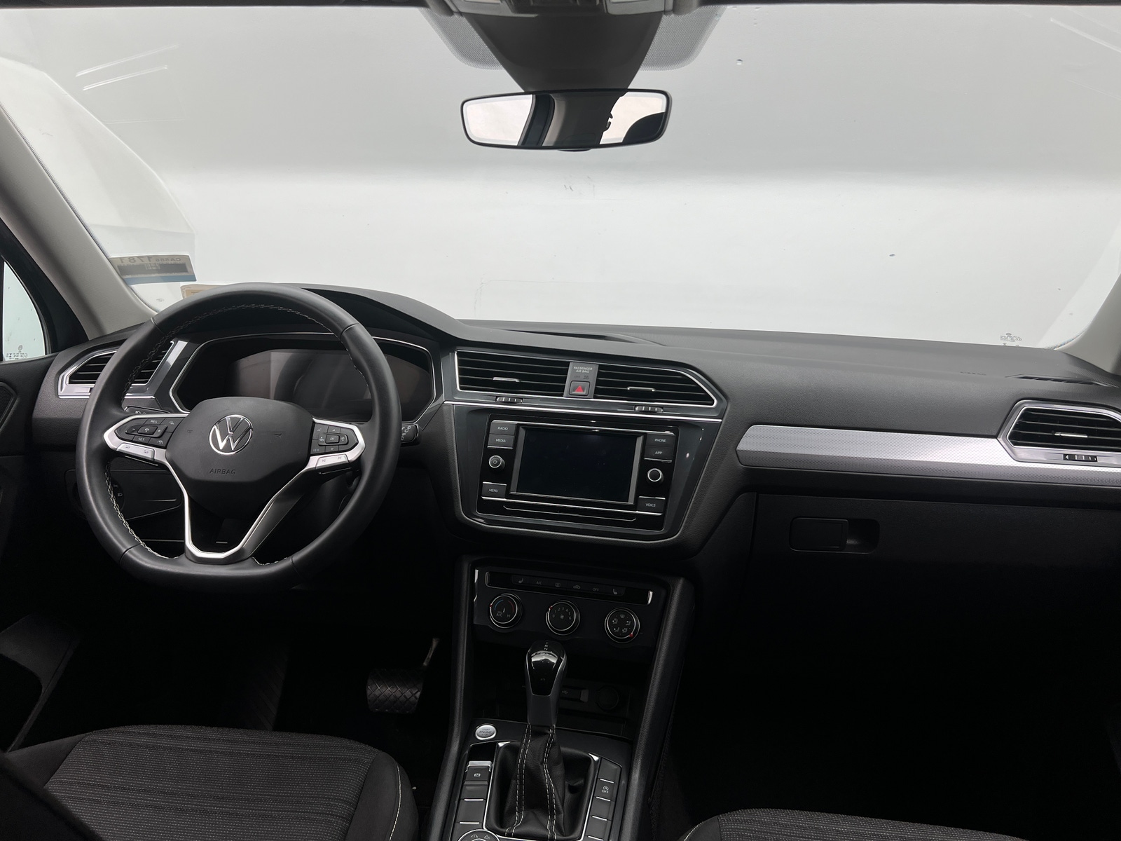Thumbnail: 2023 Volkswagen Tiguan - 3