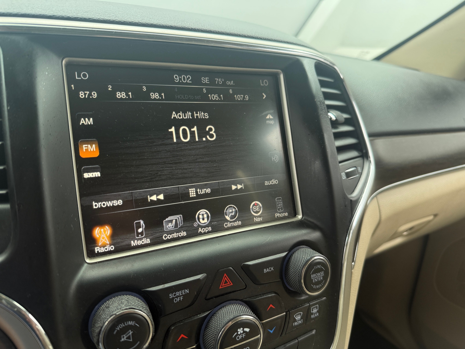 Thumbnail: 2017 Jeep Grand Cherokee - 3