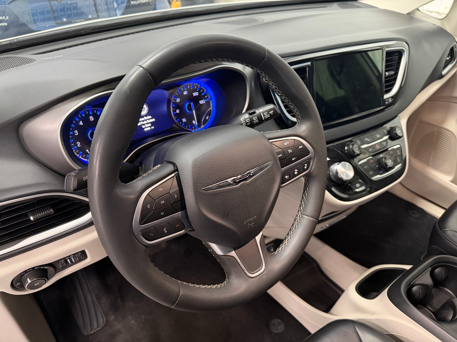 Thumbnail: 2023 Chrysler Pacifica - 4