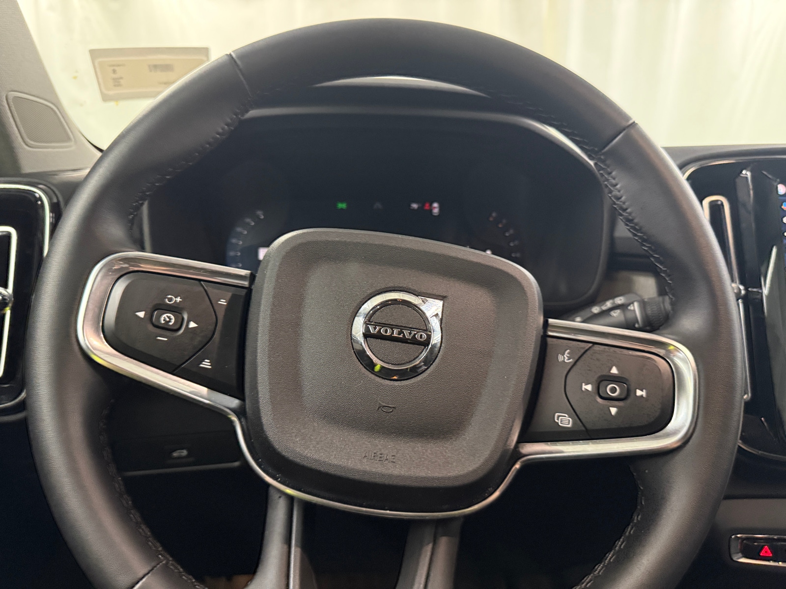 Thumbnail: 2026 Volvo XC40 - 4