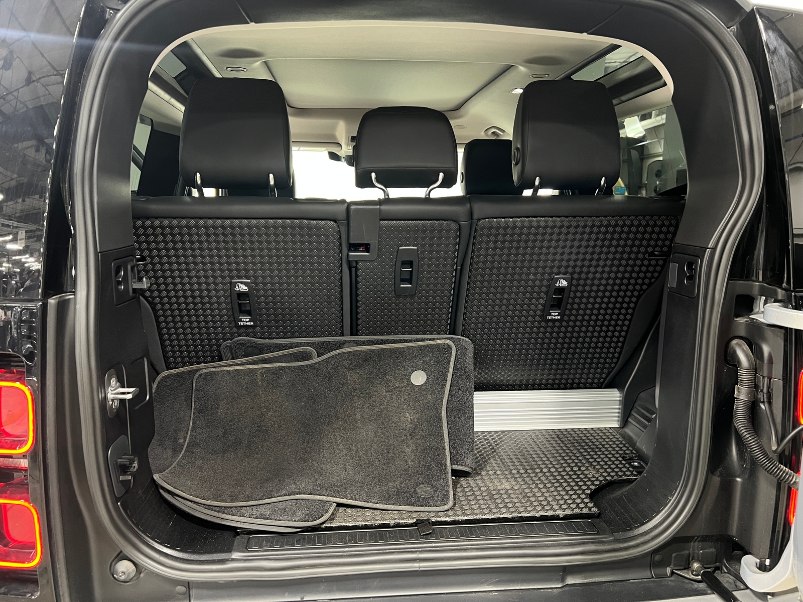 Thumbnail: 2023 Land Rover Defender - 6
