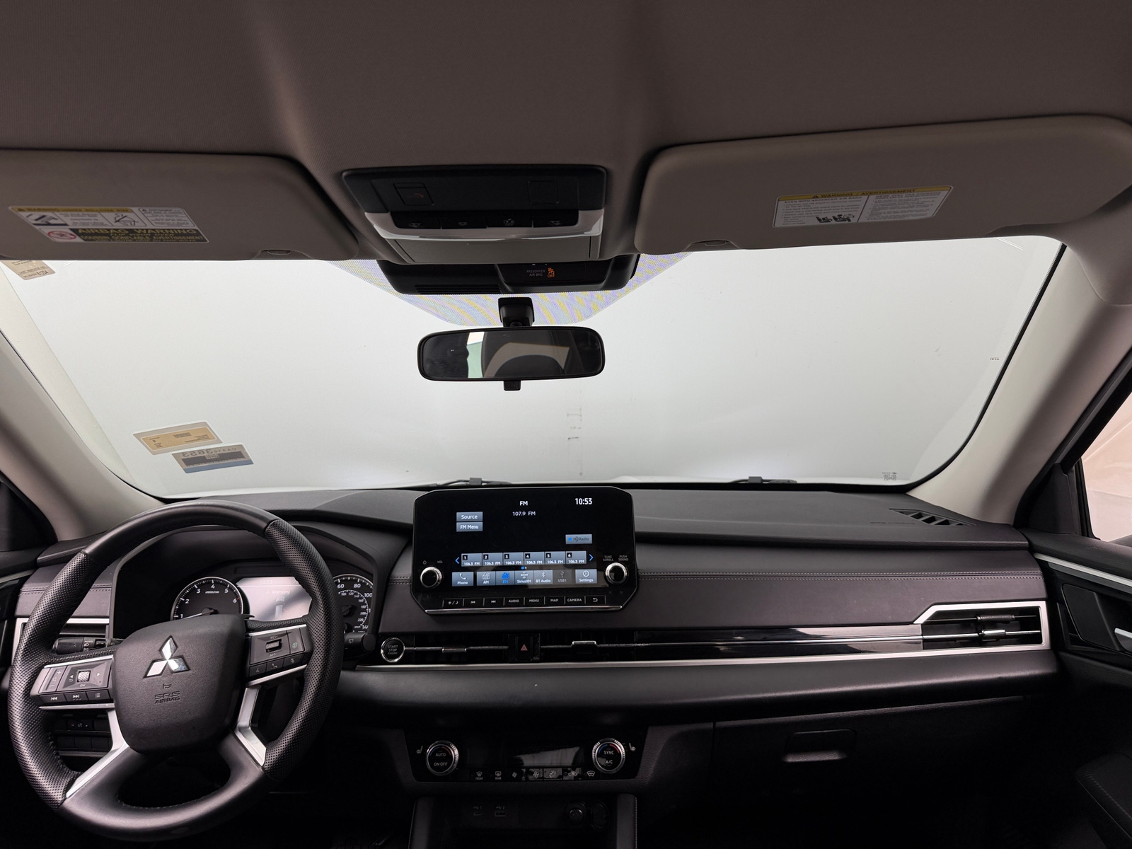 Thumbnail: 2023 Mitsubishi Outlander - 2