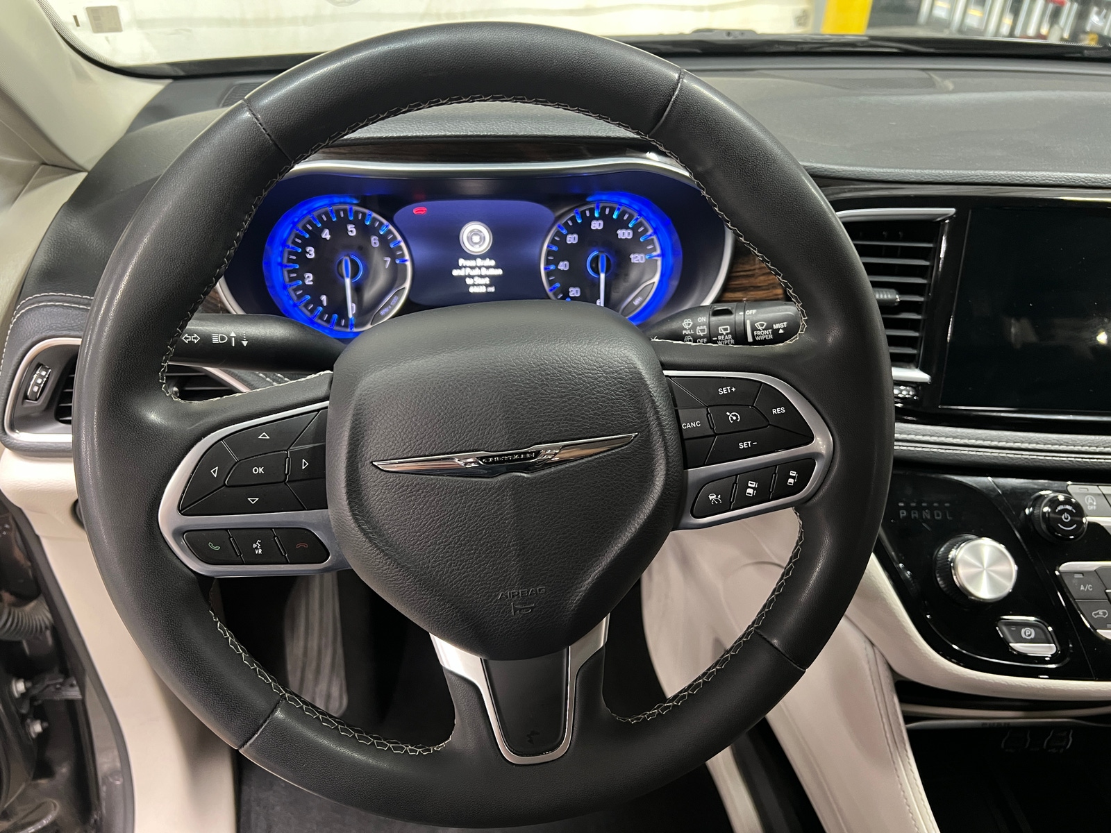 Thumbnail: 2023 Chrysler Pacifica - 4