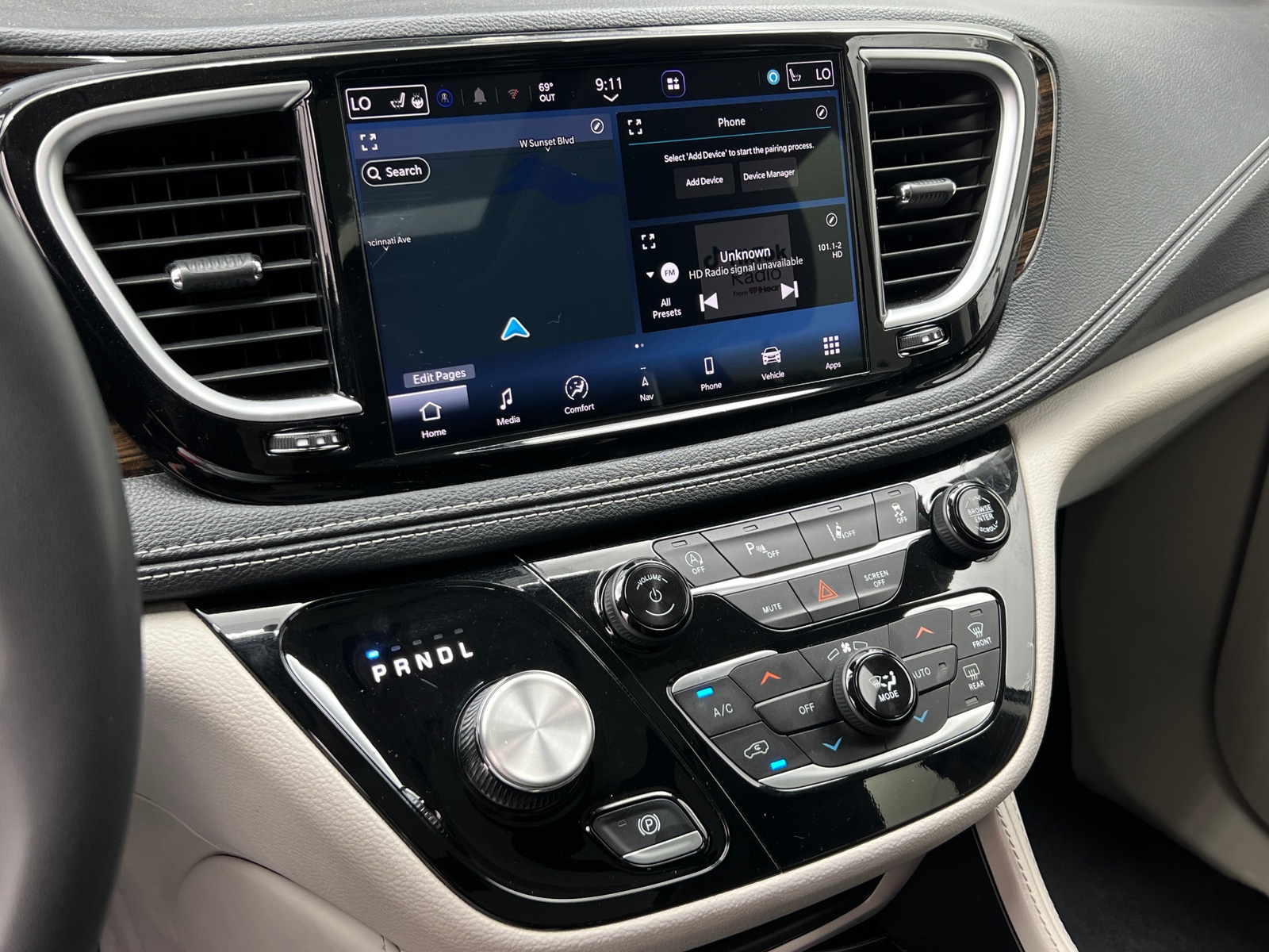 Thumbnail: 2023 Chrysler Pacifica - 3