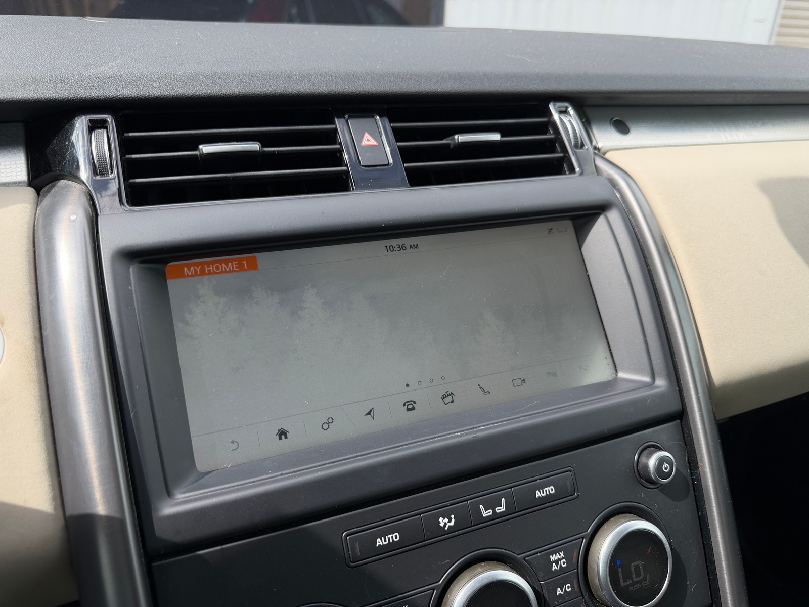 Thumbnail: 2020 Land Rover Discovery - 3