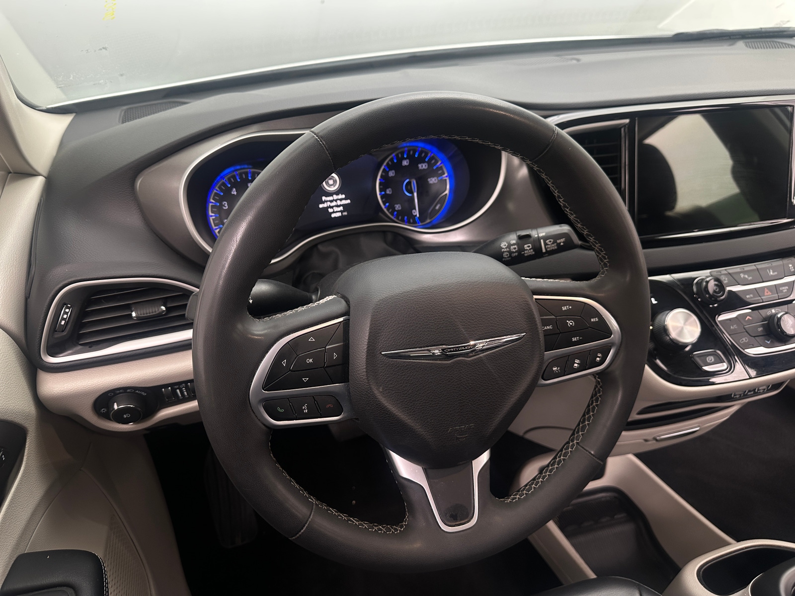 Thumbnail: 2023 Chrysler Pacifica - 4