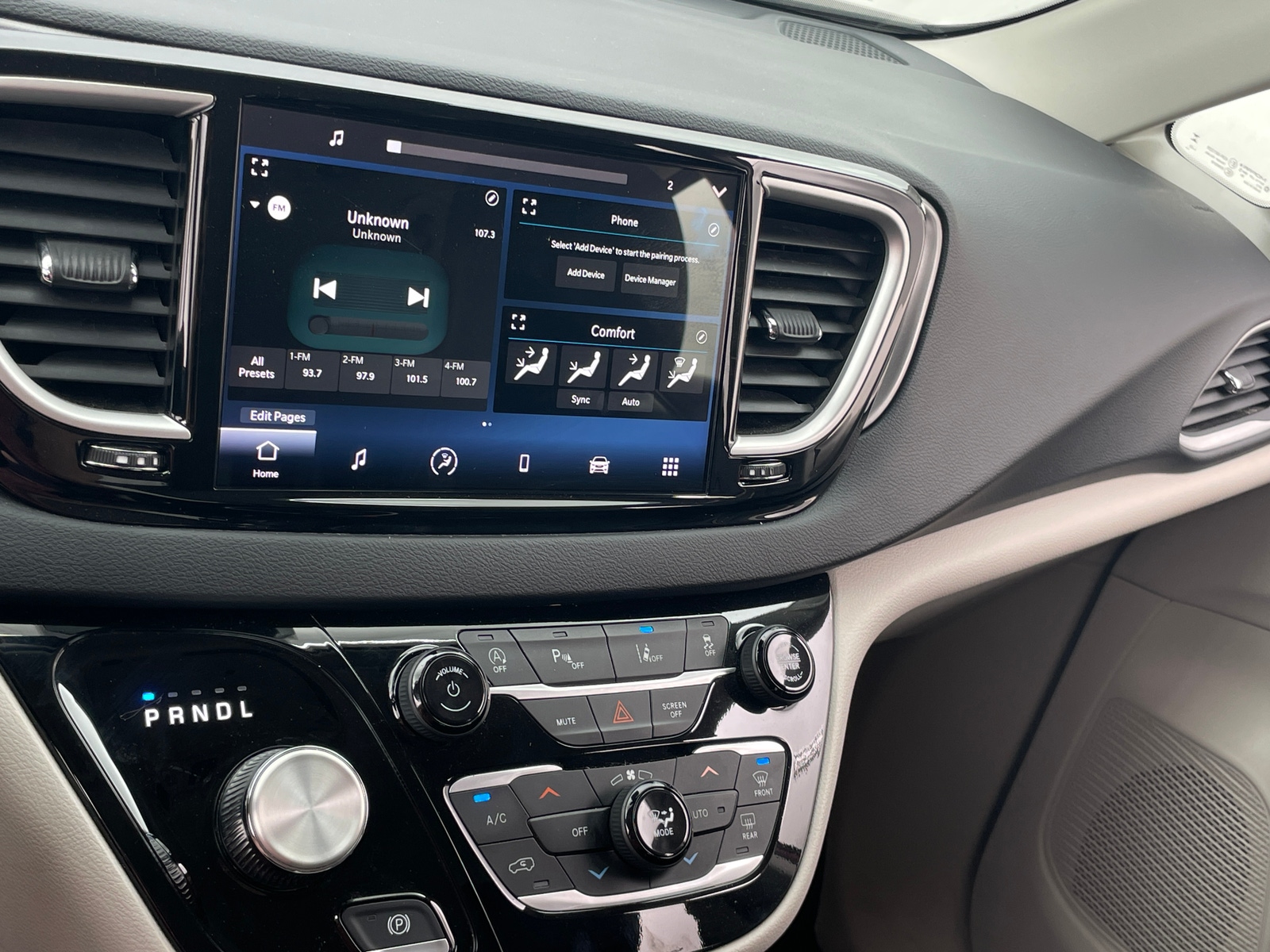 Thumbnail: 2023 Chrysler Pacifica - 3