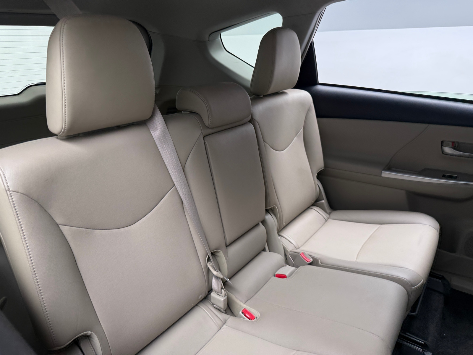 Thumbnail: 2014 Toyota Prius v - 6