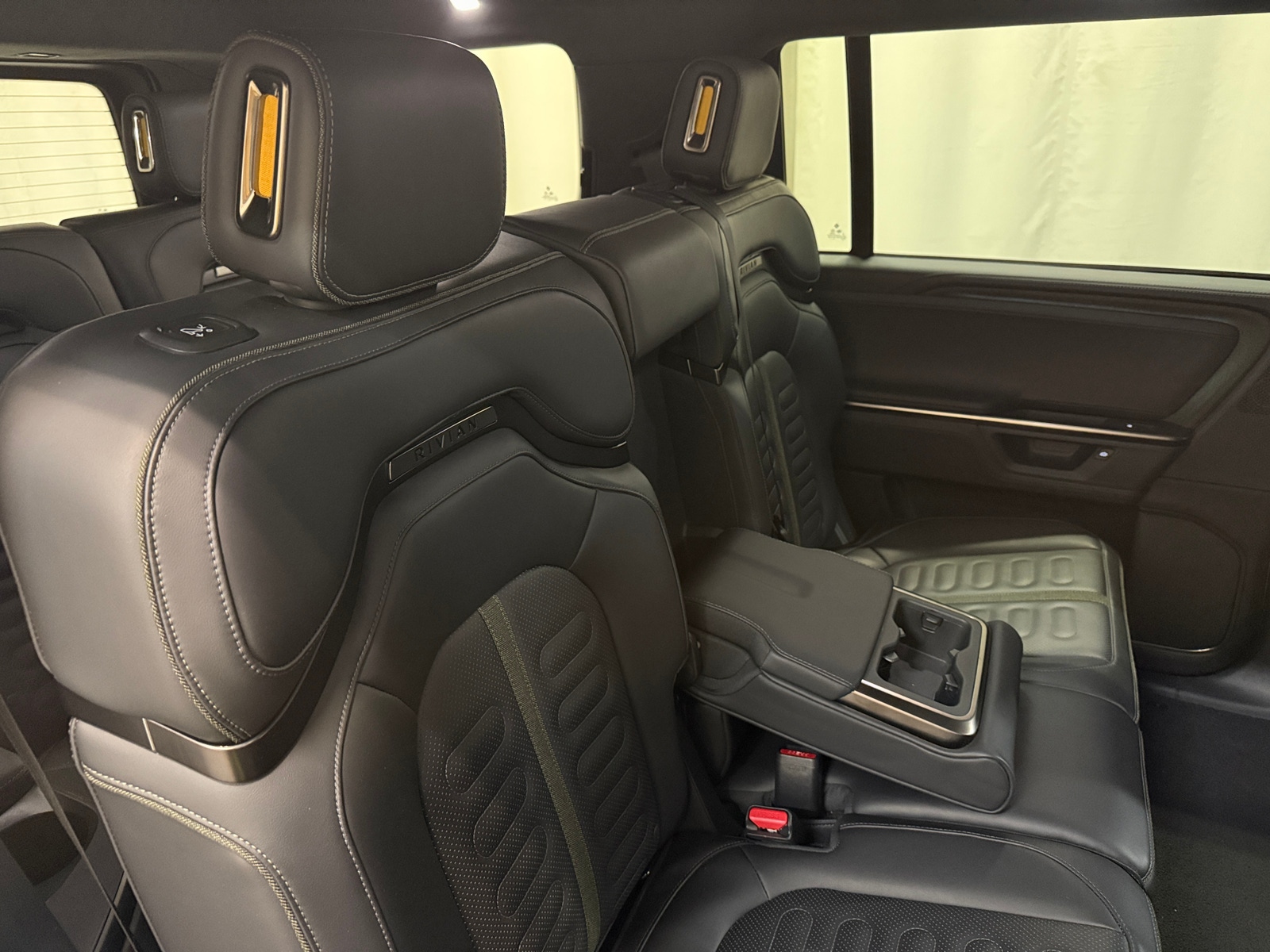 Thumbnail: 2025 Rivian R1S - 5