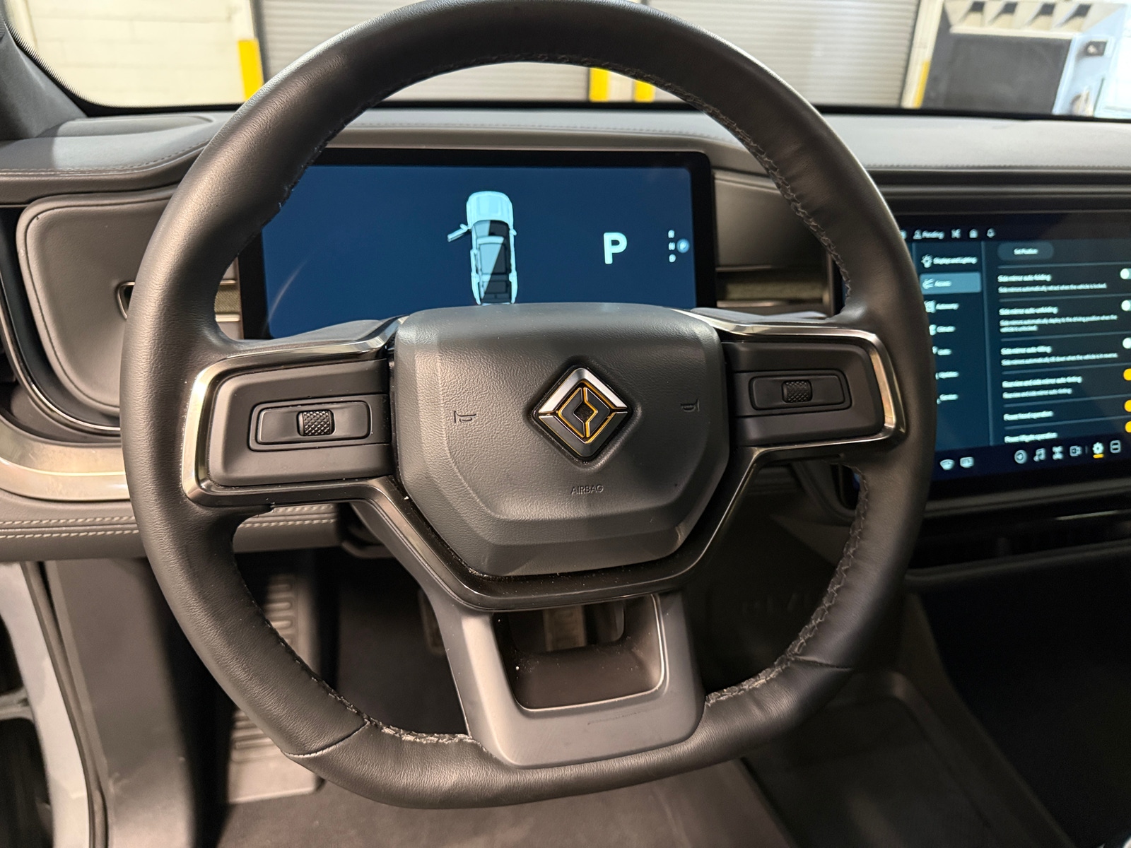 Thumbnail: 2025 Rivian R1S - 4