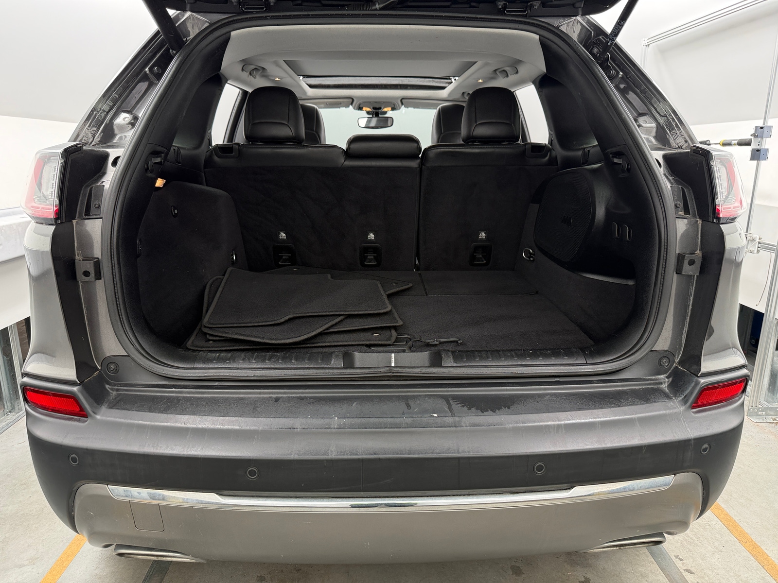 Thumbnail: 2019 Jeep Cherokee - 6