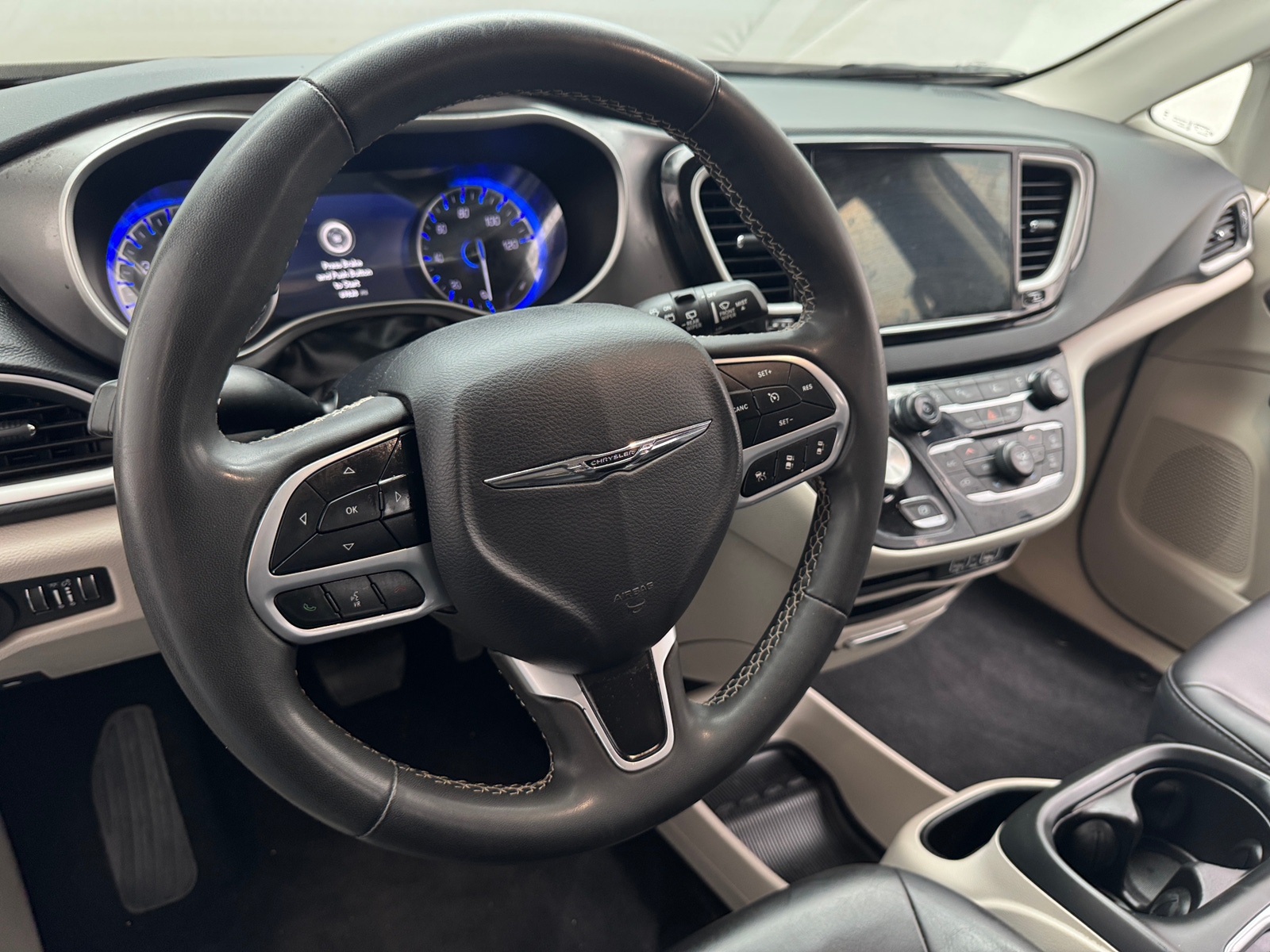 Thumbnail: 2023 Chrysler Pacifica - 4
