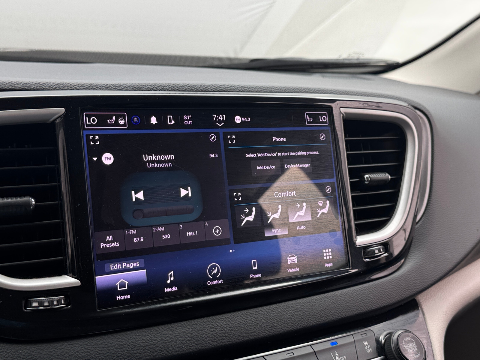 Thumbnail: 2023 Chrysler Pacifica - 3