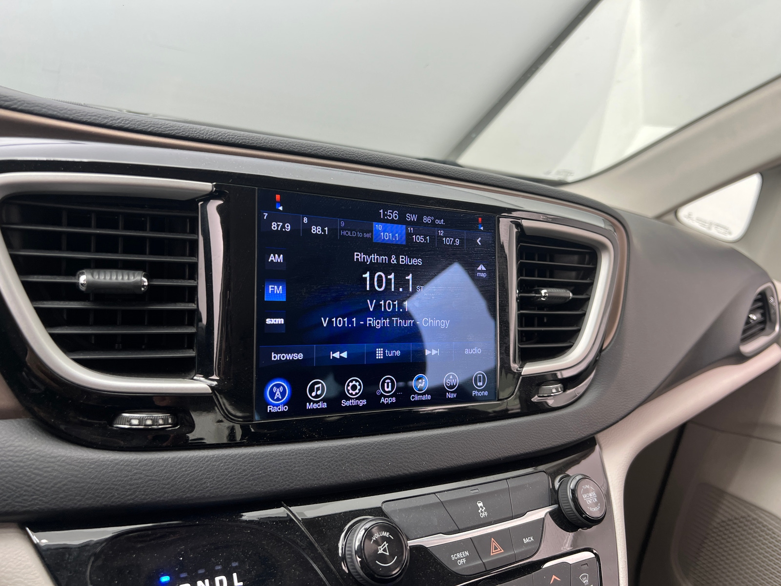 Thumbnail: 2017 Chrysler Pacifica - 4