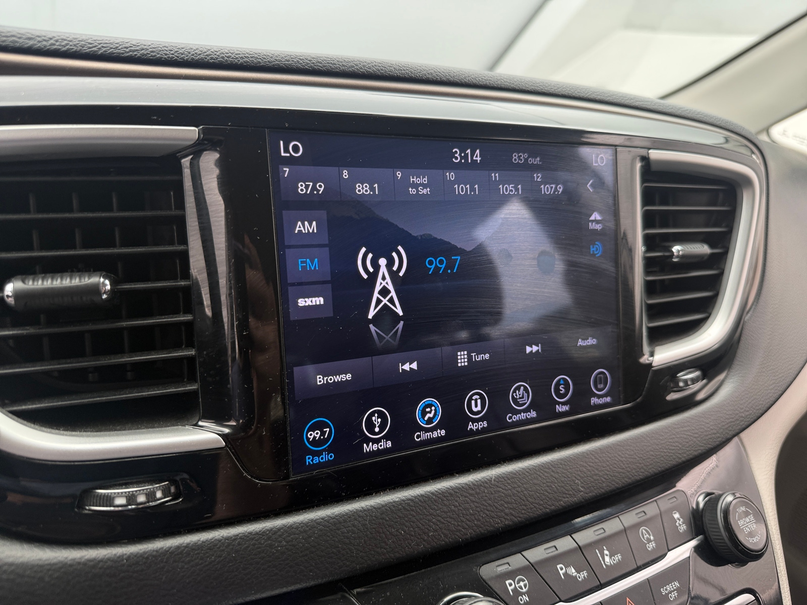 Thumbnail: 2018 Chrysler Pacifica - 3
