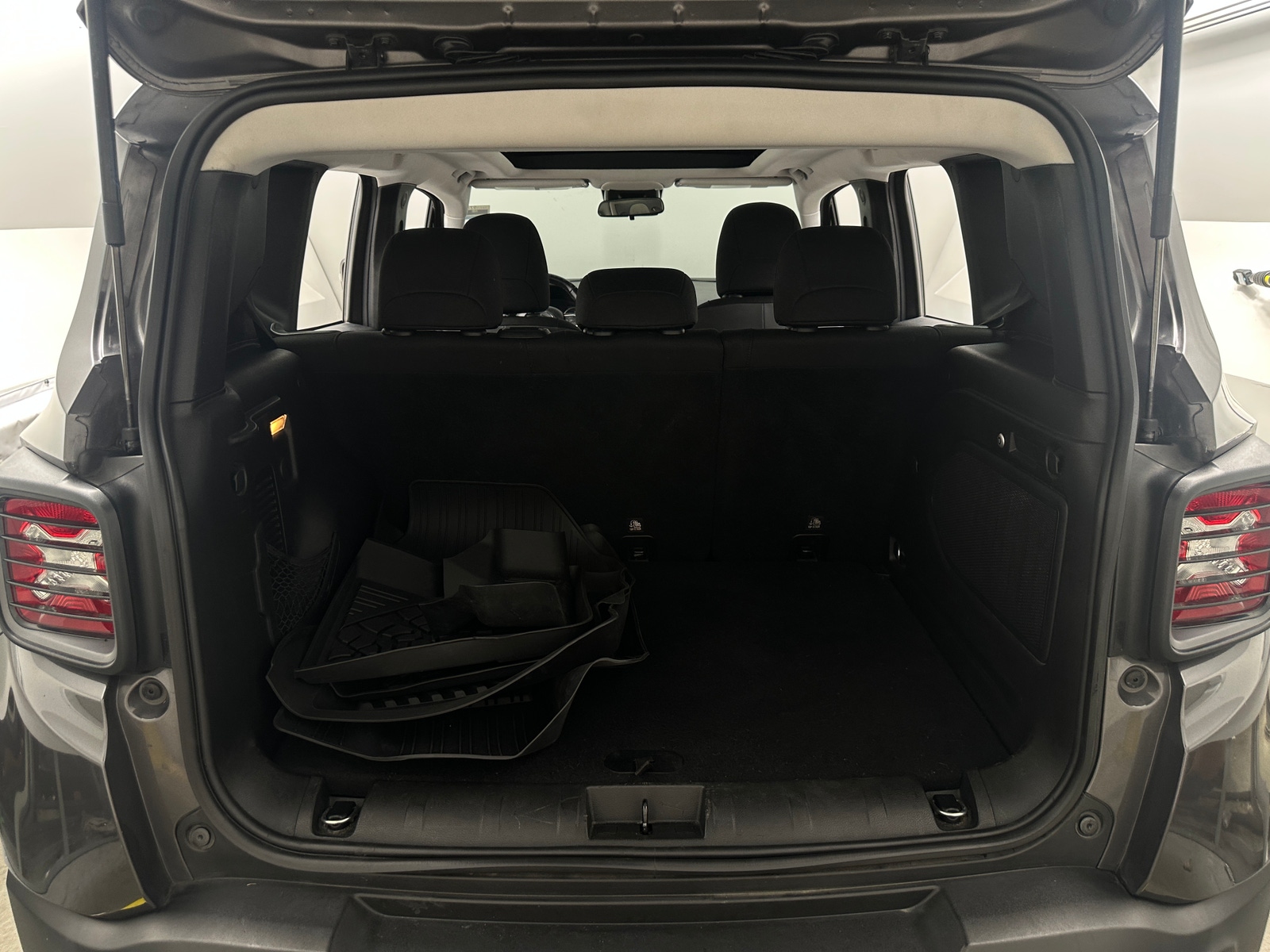 Thumbnail: 2018 Jeep Renegade - 7