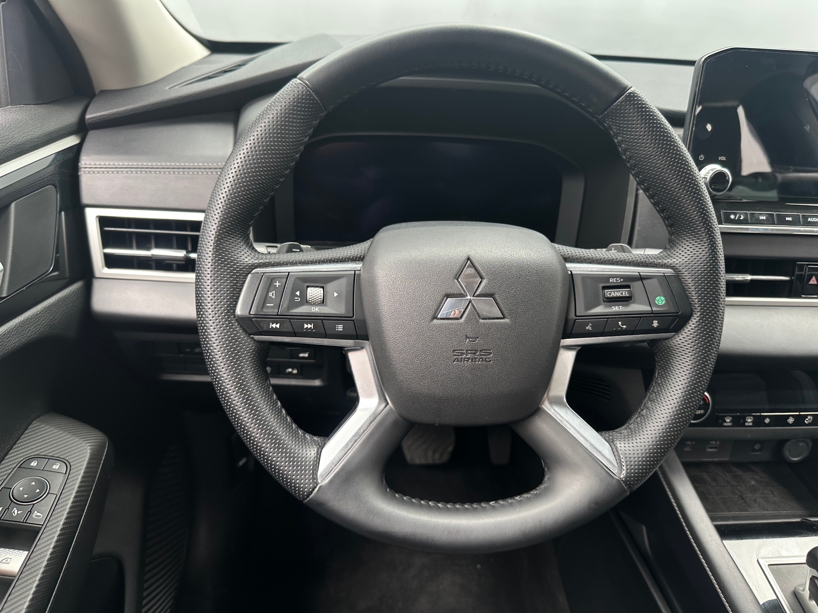 Thumbnail: 2023 Mitsubishi Outlander - 4