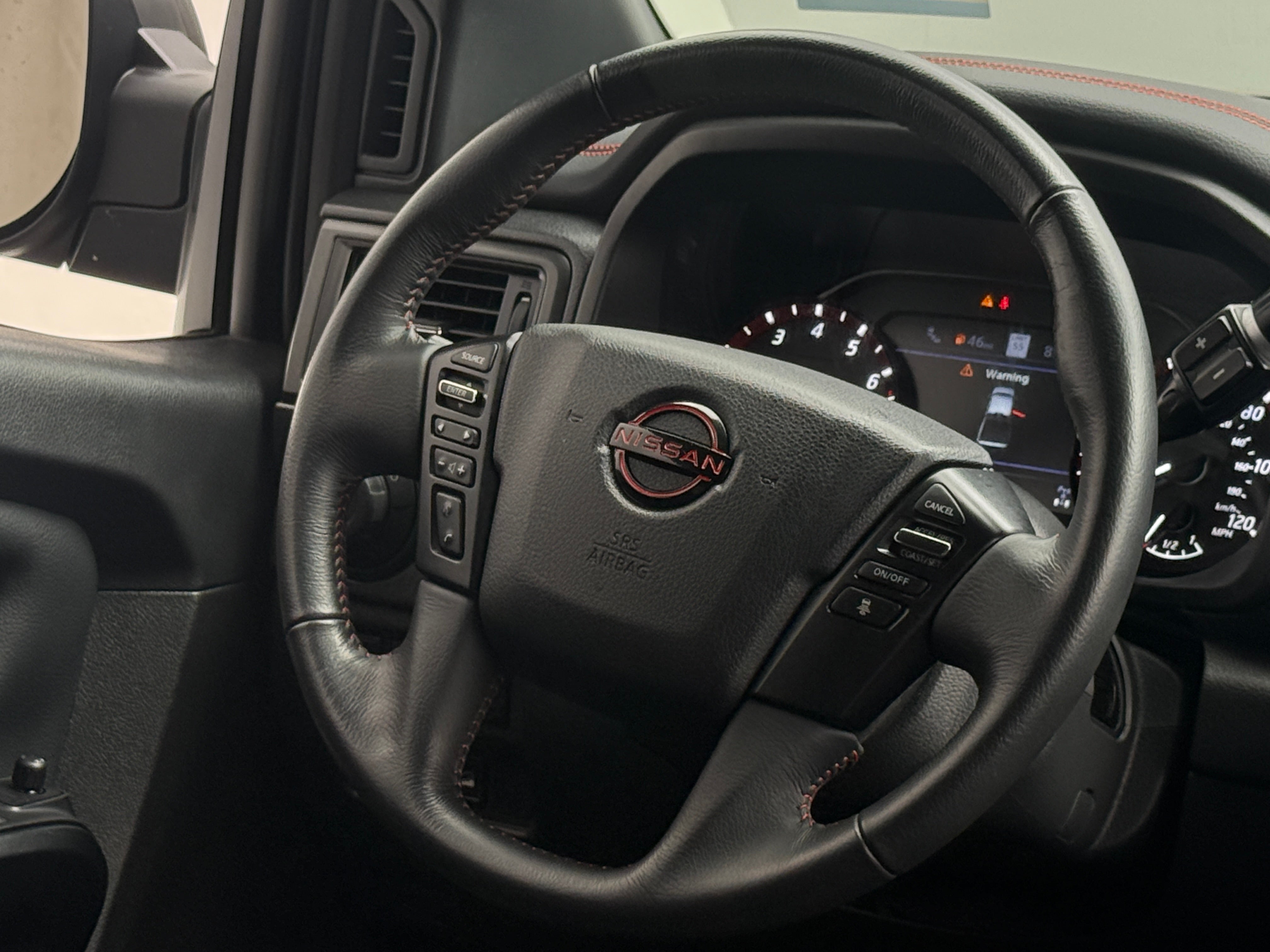 2024 Nissan Titan PRO-4X - Photo 8