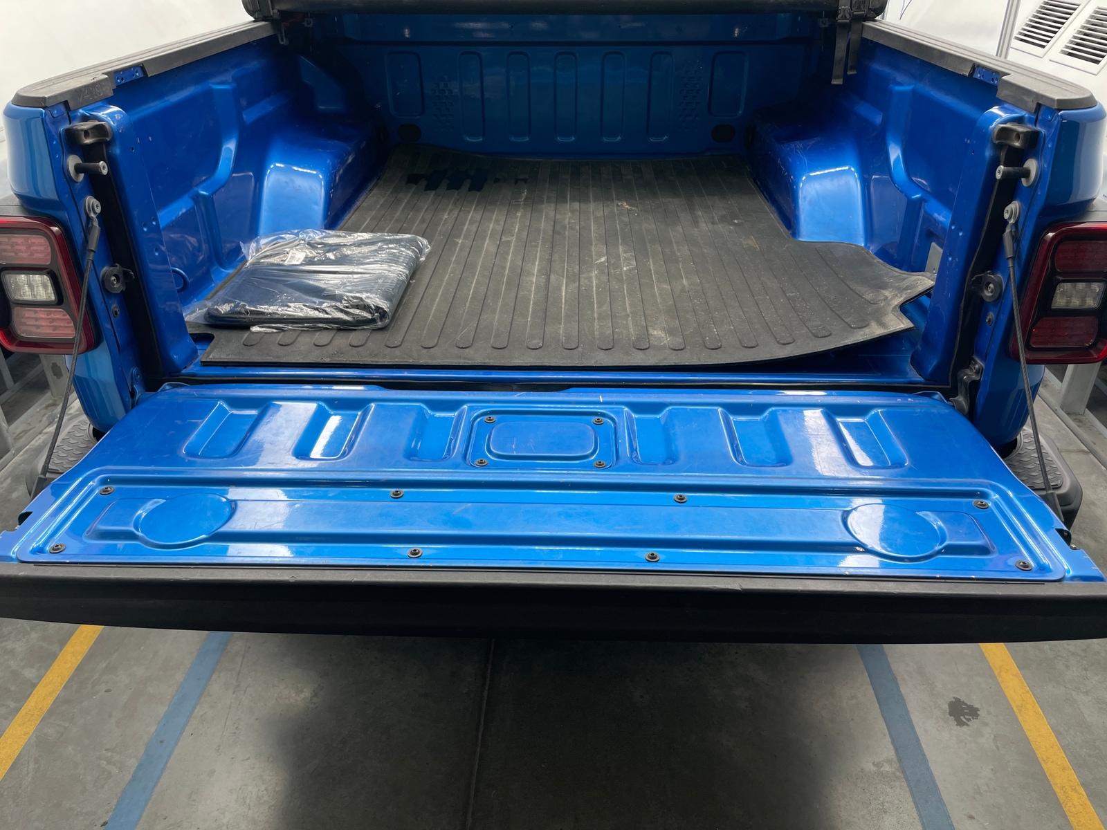 Thumbnail: 2021 Jeep Gladiator - 6
