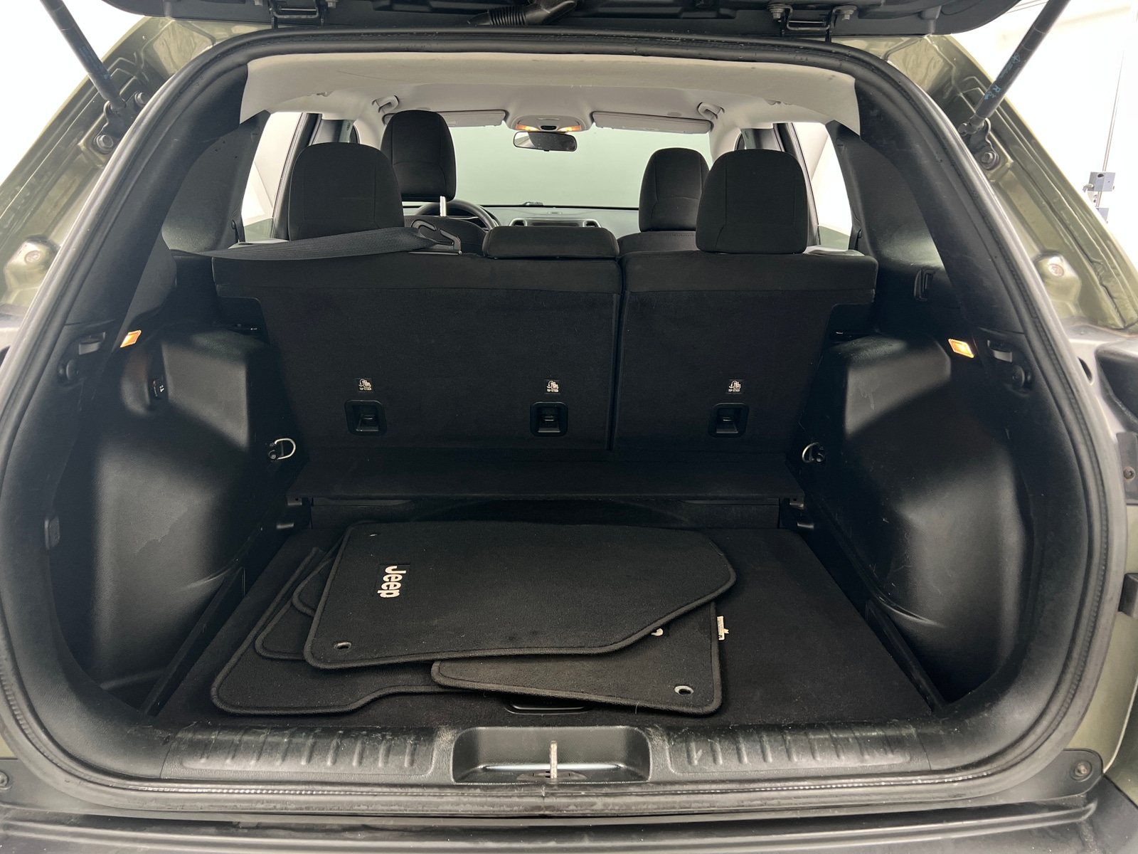 Thumbnail: 2019 Jeep Cherokee - 7