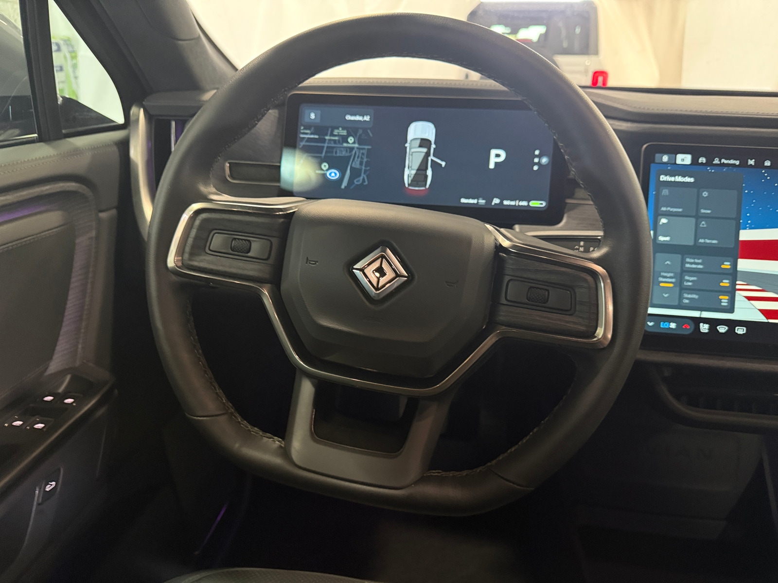 Thumbnail: 2025 Rivian R1S - 4