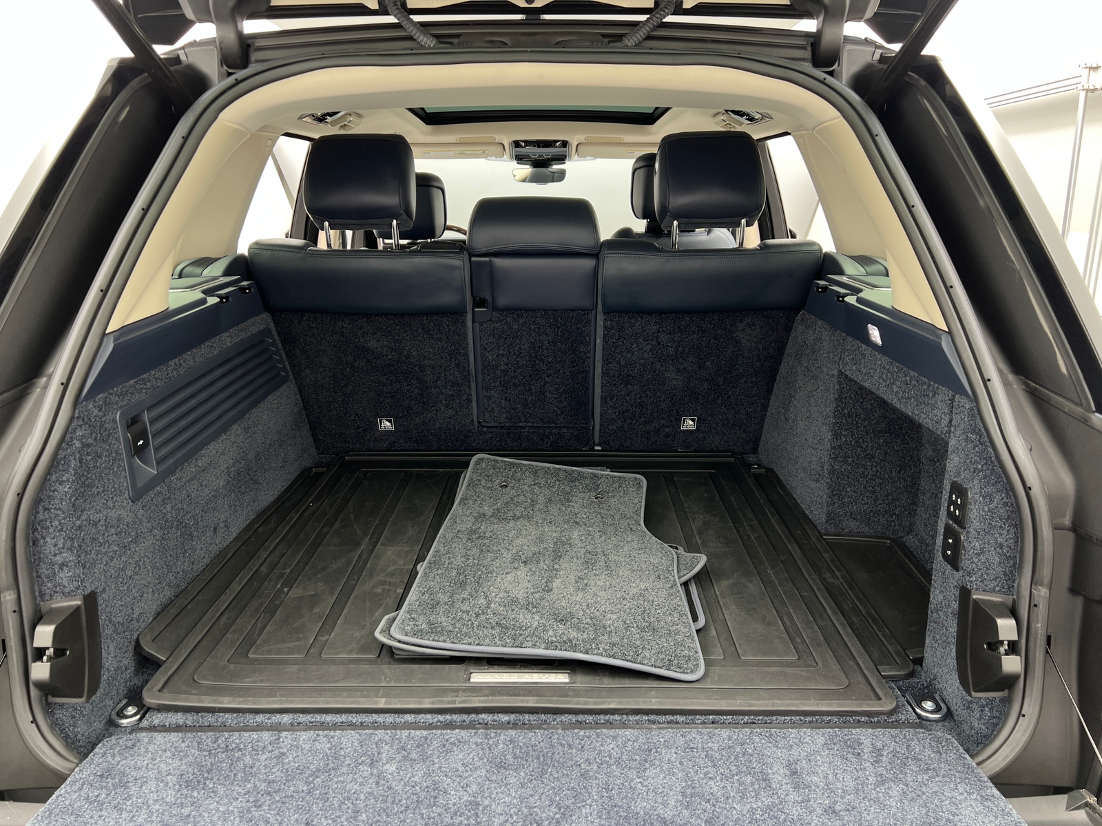 Thumbnail: 2022 Land Rover Range Rover - 6
