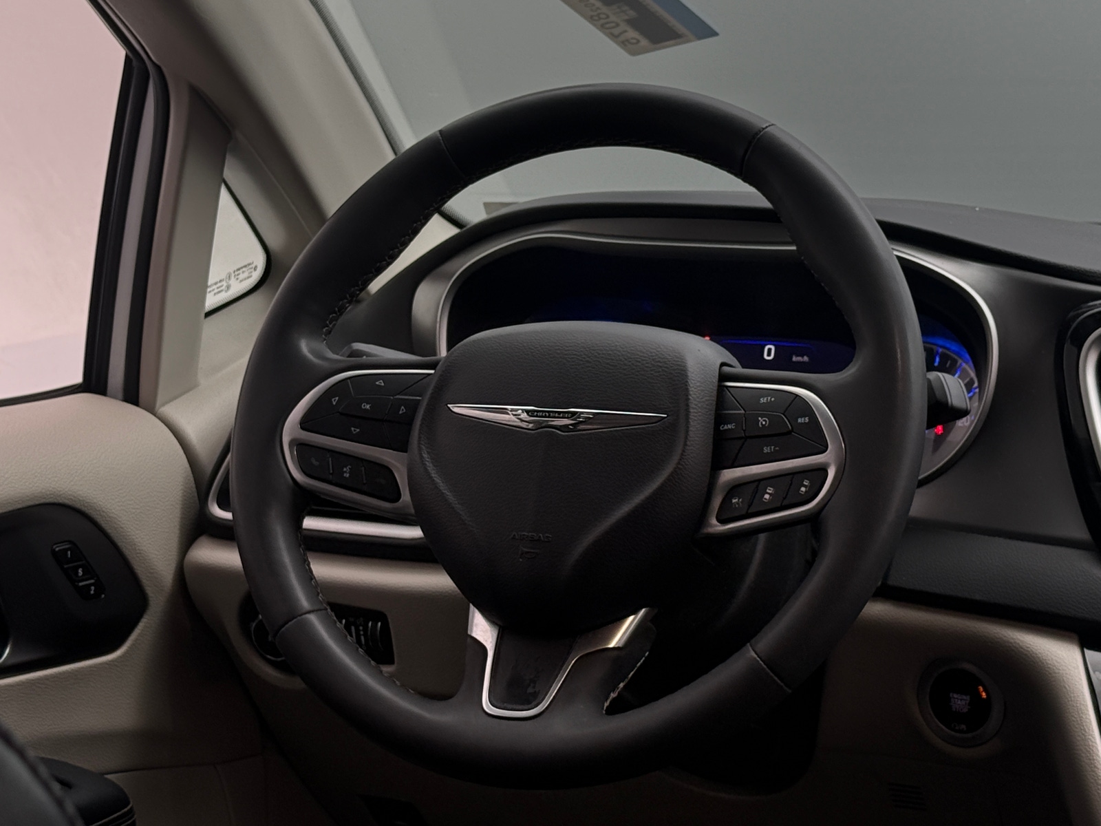 Thumbnail: 2023 Chrysler Pacifica - 4