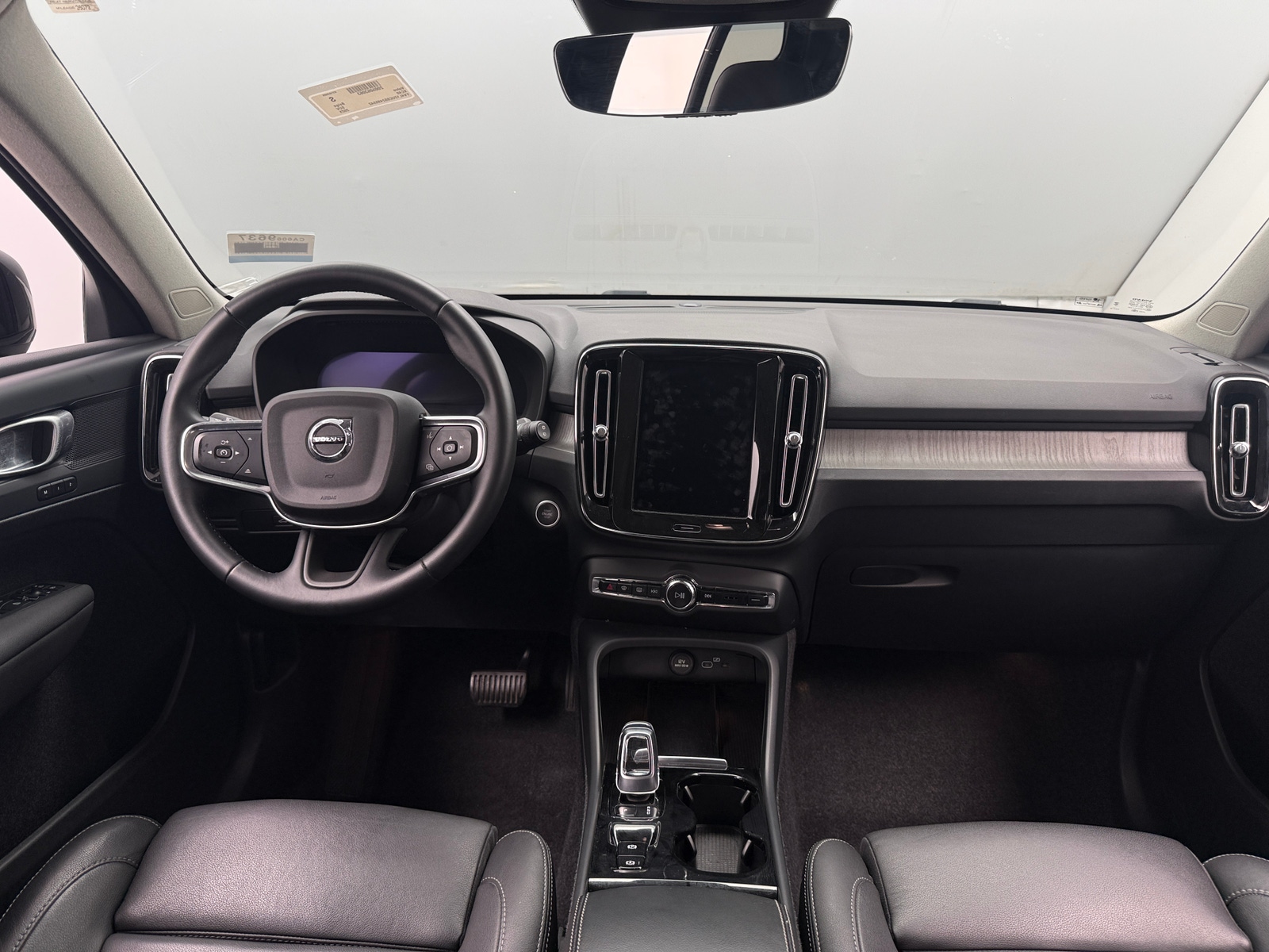 Thumbnail: 2025 Volvo XC40 - 2