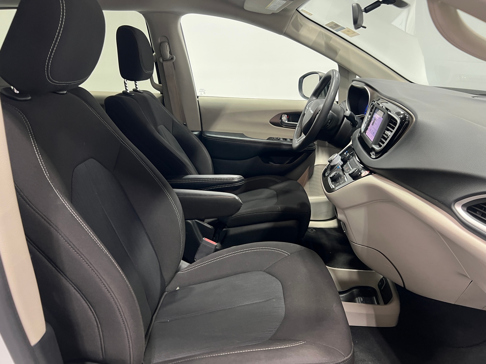 Thumbnail: 2022 Chrysler Voyager - 2