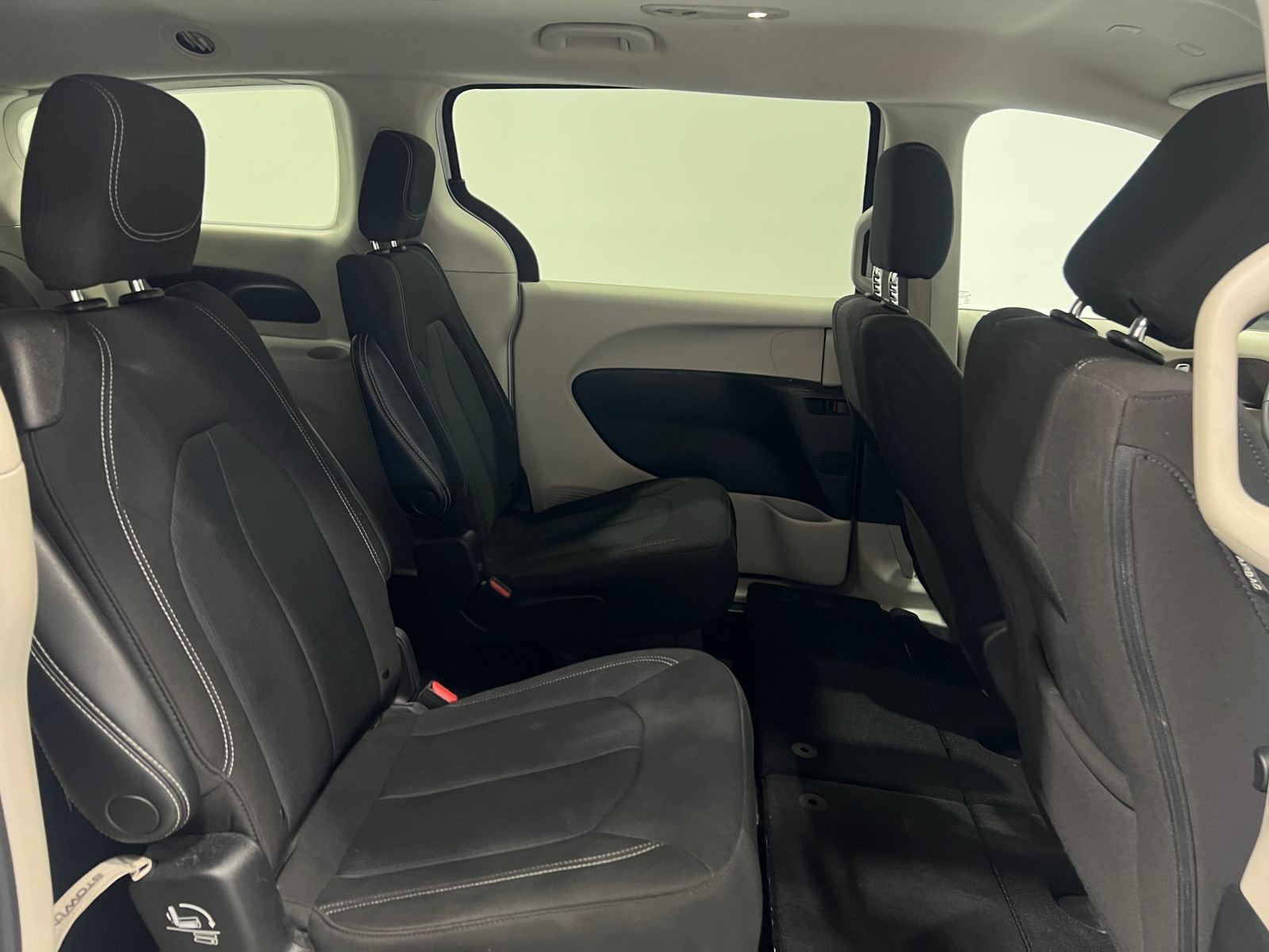 Thumbnail: 2022 Chrysler Voyager - 6