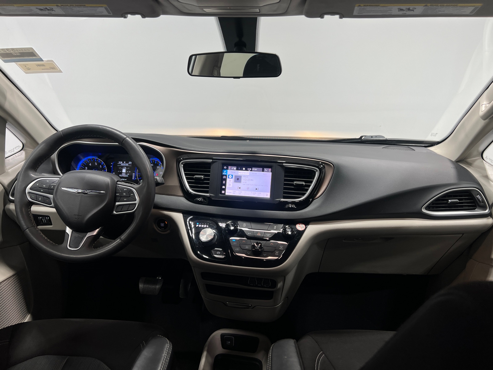 Thumbnail: 2022 Chrysler Voyager - 3