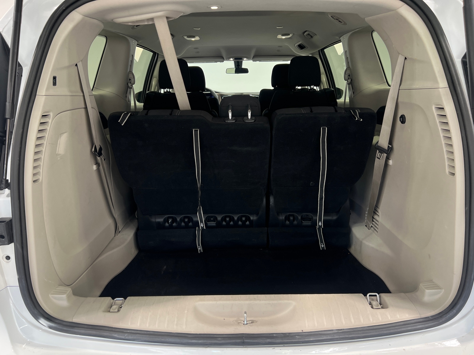 Thumbnail: 2022 Chrysler Voyager - 7