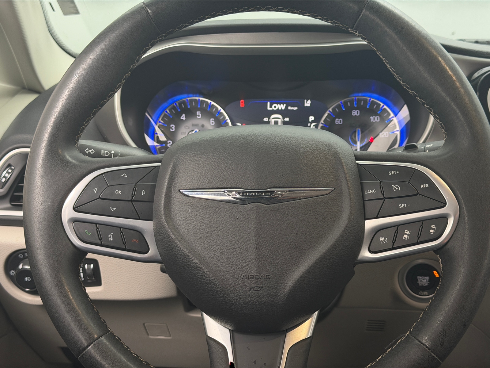 Thumbnail: 2023 Chrysler Pacifica - 4