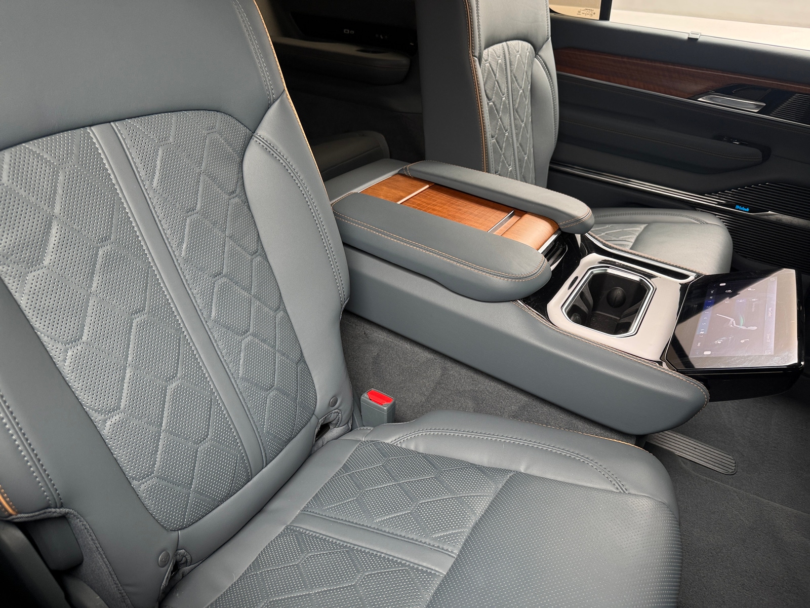 Thumbnail: 2022 Jeep Grand Wagoneer - 5