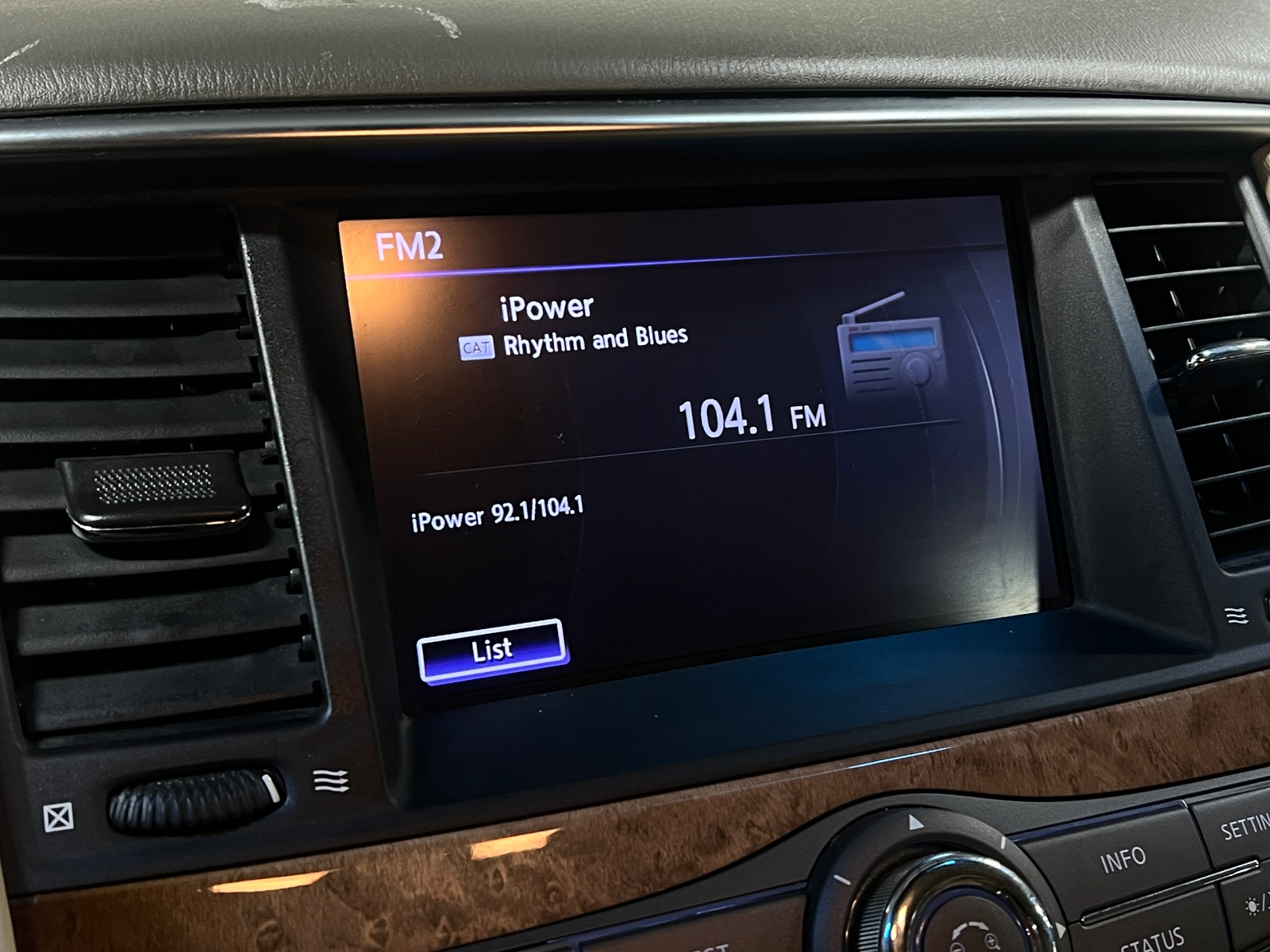 Thumbnail: 2011 INFINITI QX56 - 3