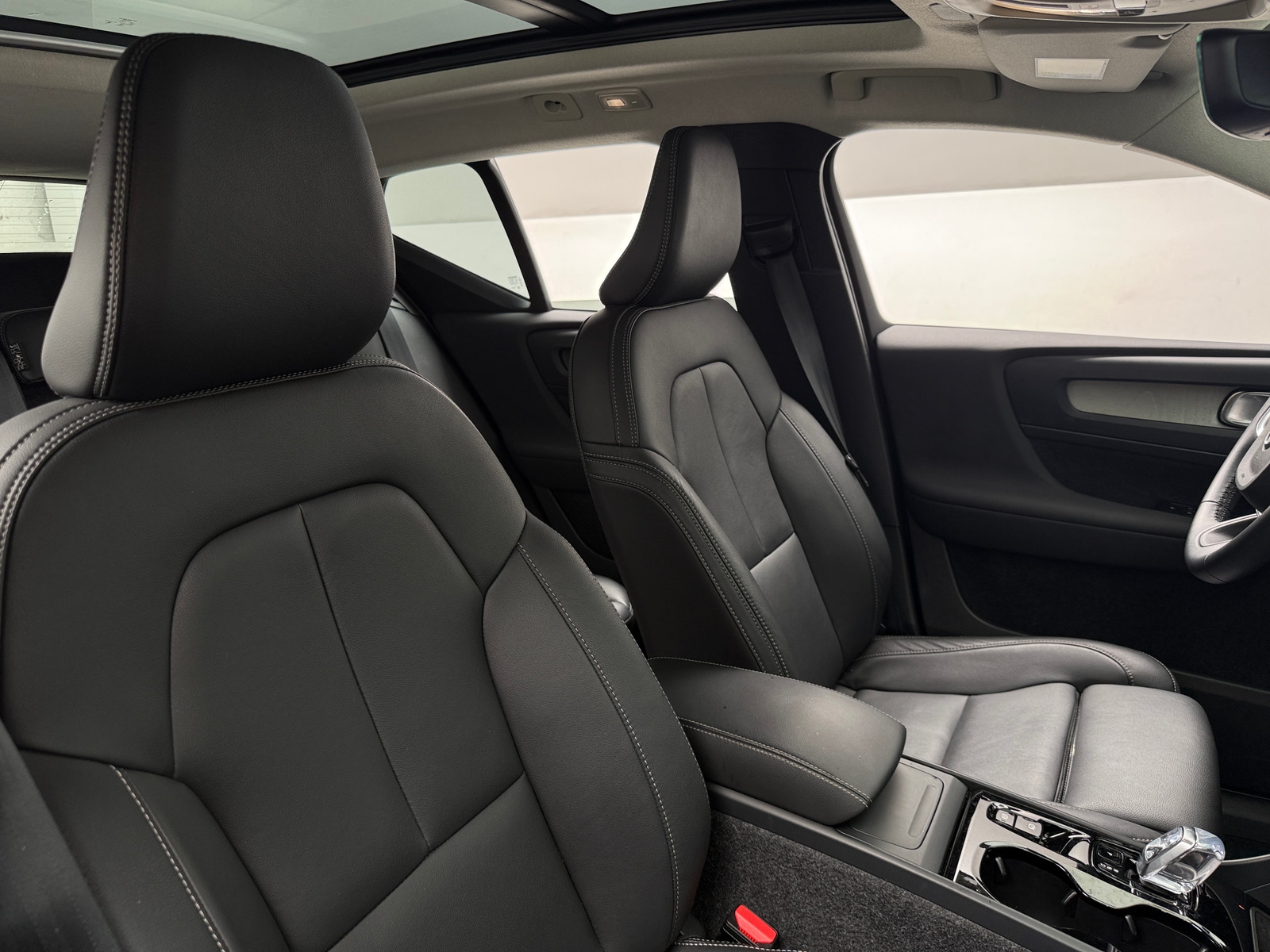 Thumbnail: 2026 Volvo XC40 - 2