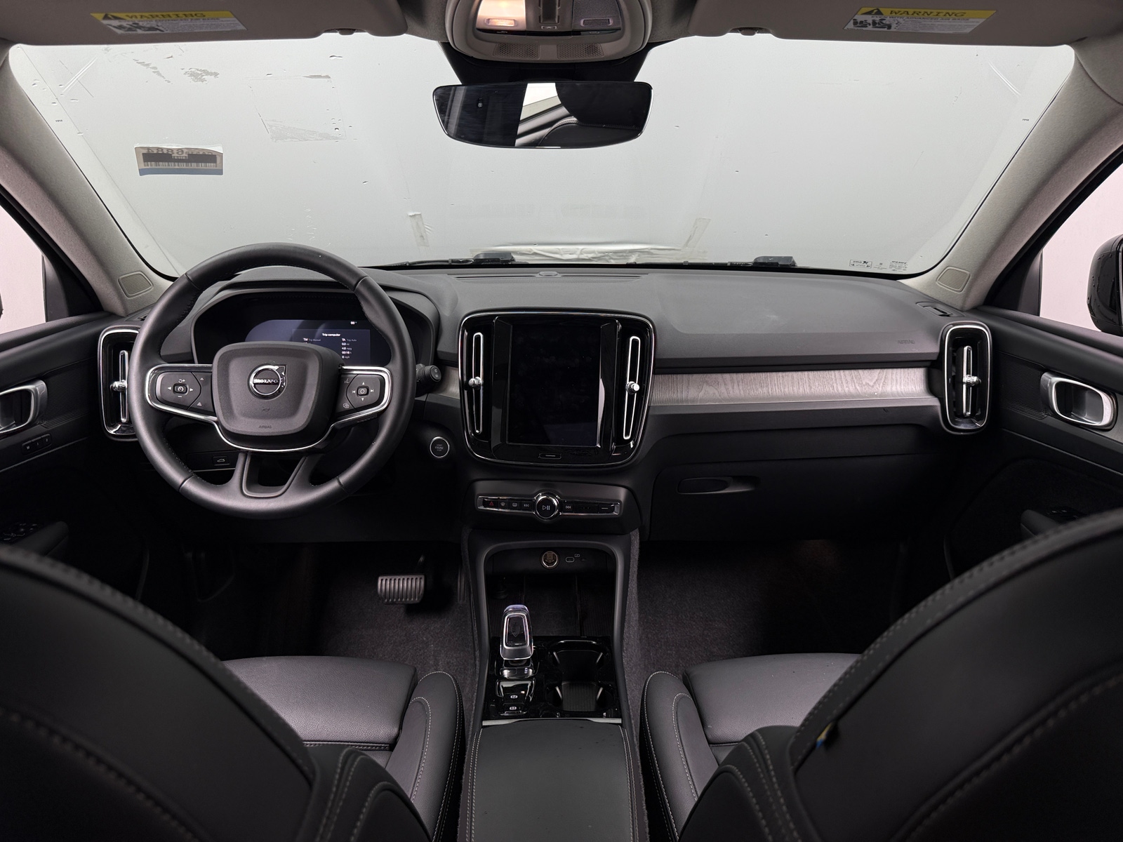 Thumbnail: 2026 Volvo XC40 - 3