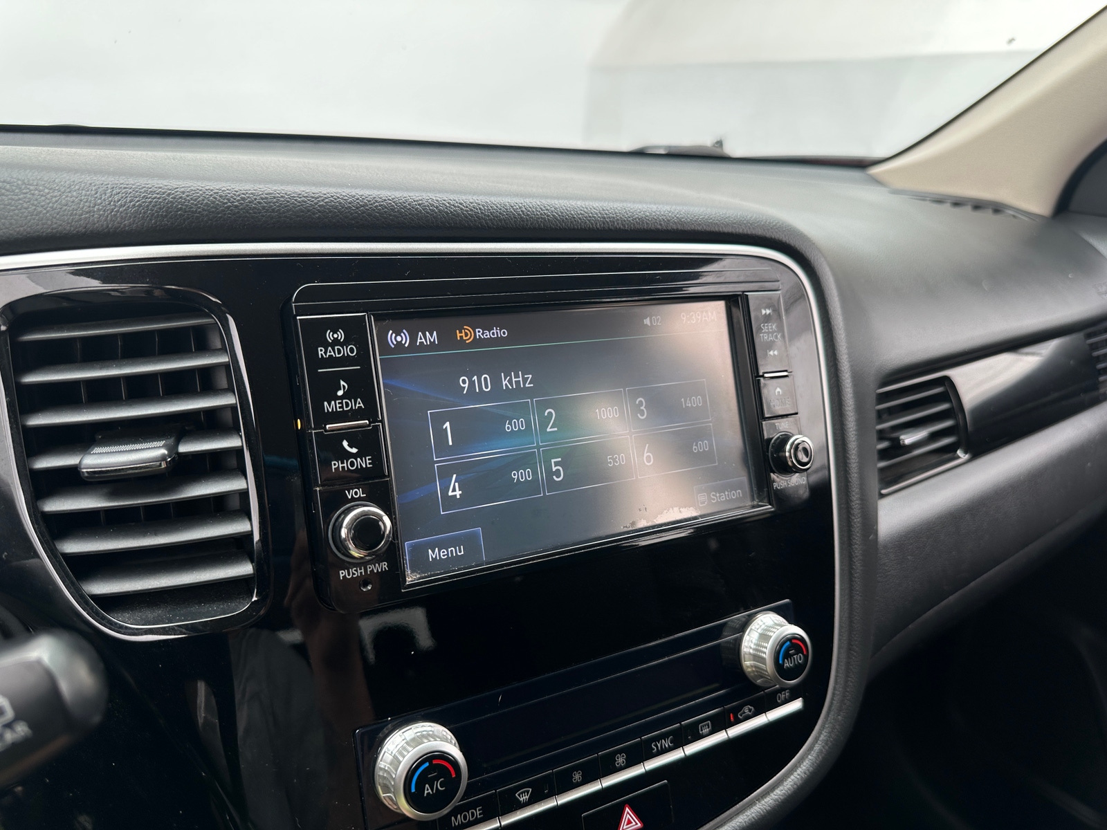 Thumbnail: 2020 Mitsubishi Outlander - 4