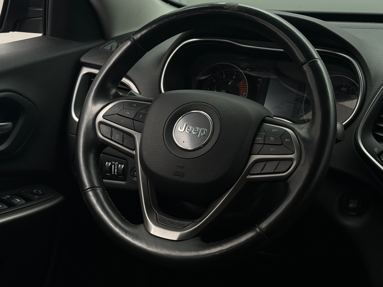 Thumbnail: 2019 Jeep Cherokee - 5