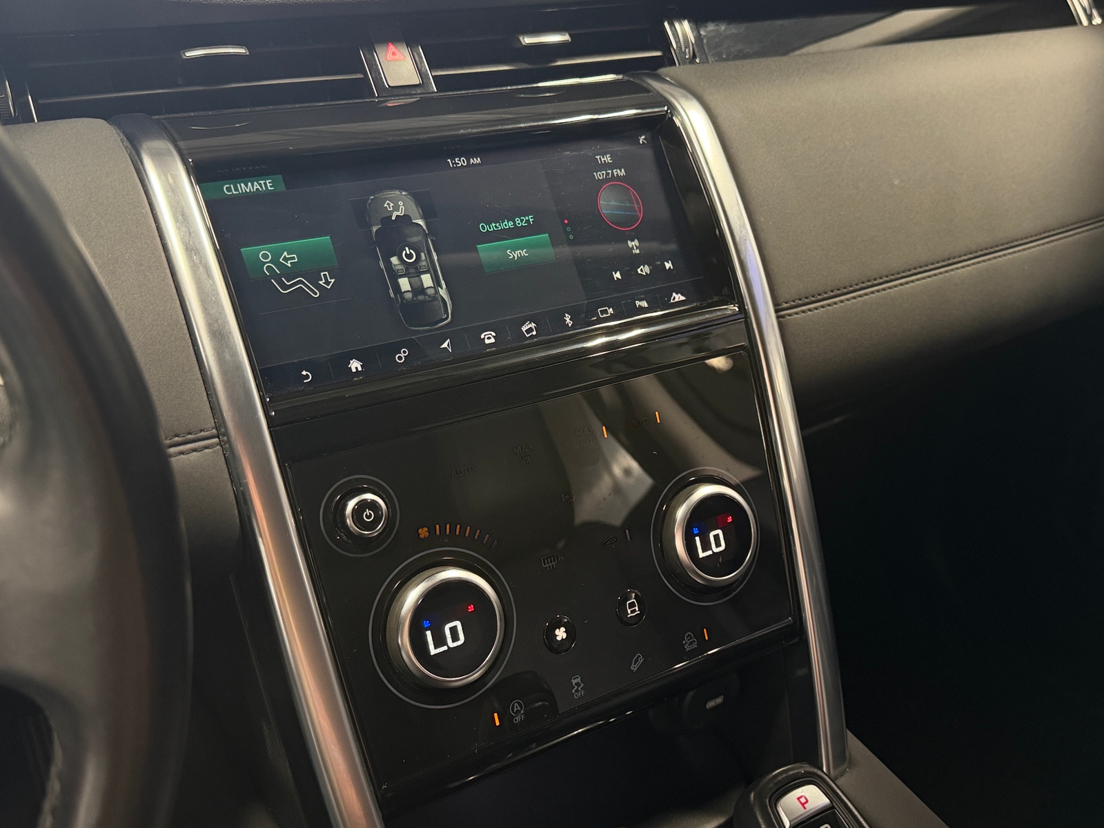 Thumbnail: 2020 Land Rover Discovery Sport - 3