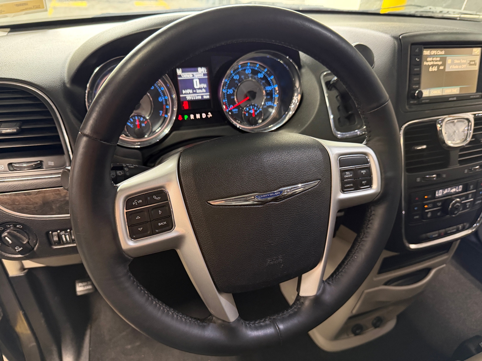 Thumbnail: 2015 Chrysler Town & Country - 4
