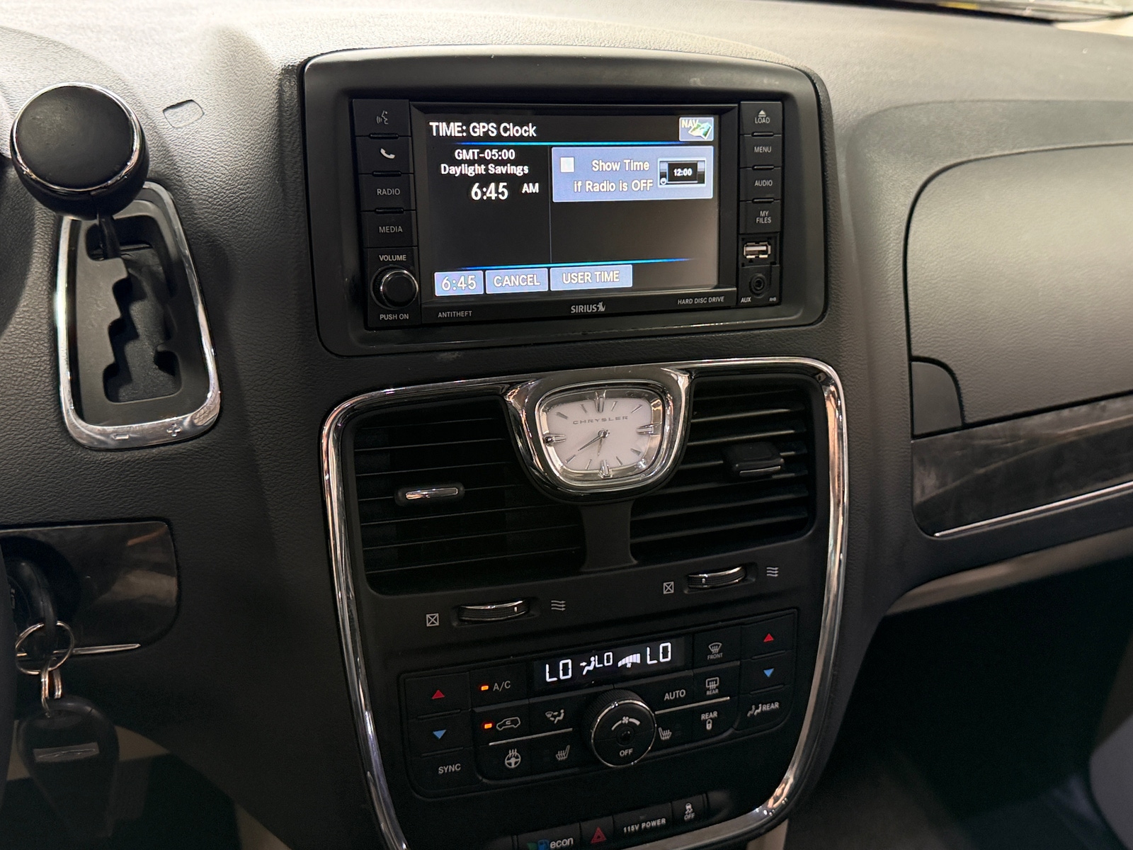 Thumbnail: 2015 Chrysler Town & Country - 3