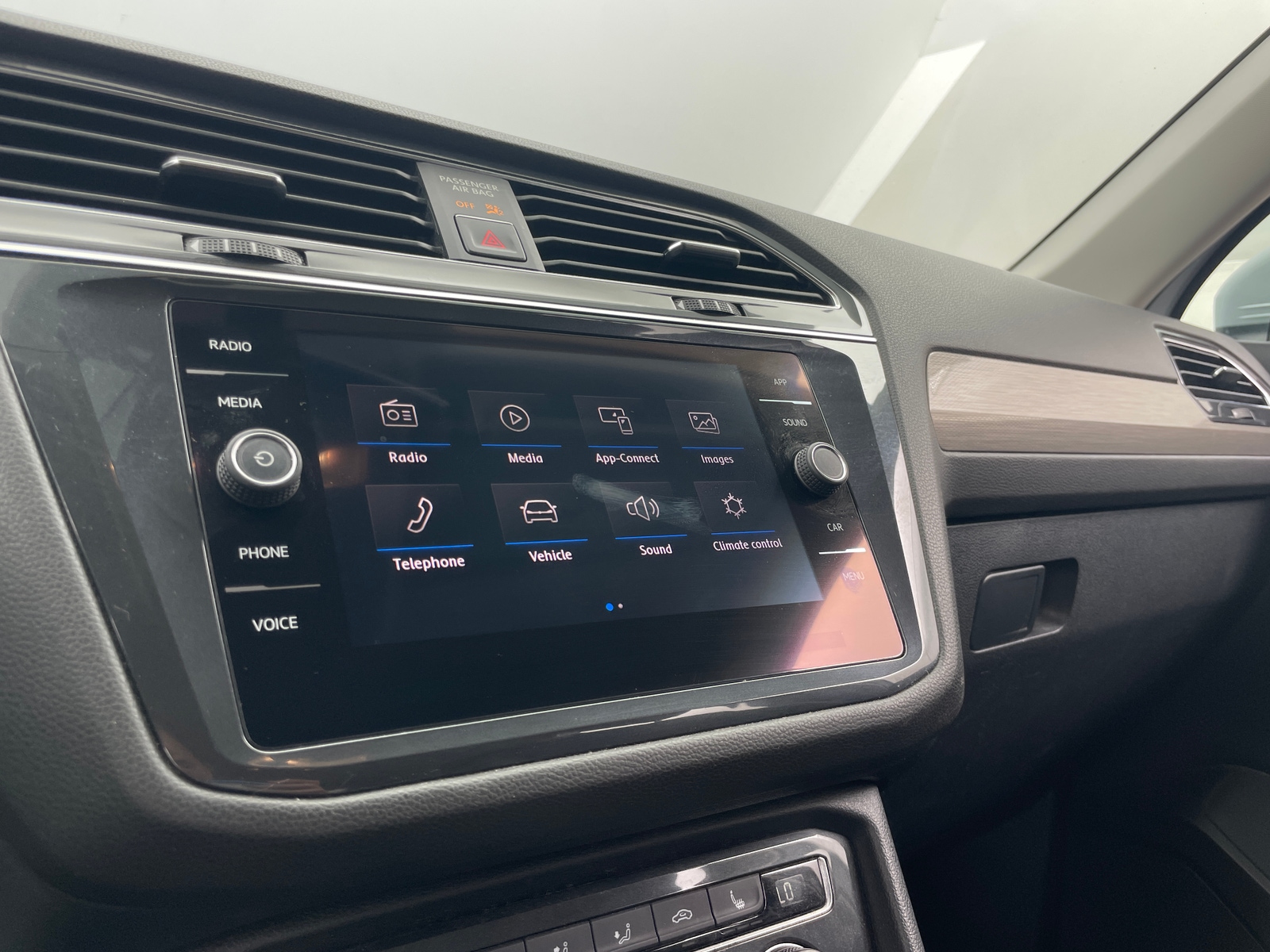 Thumbnail: 2018 Volkswagen Tiguan - 3