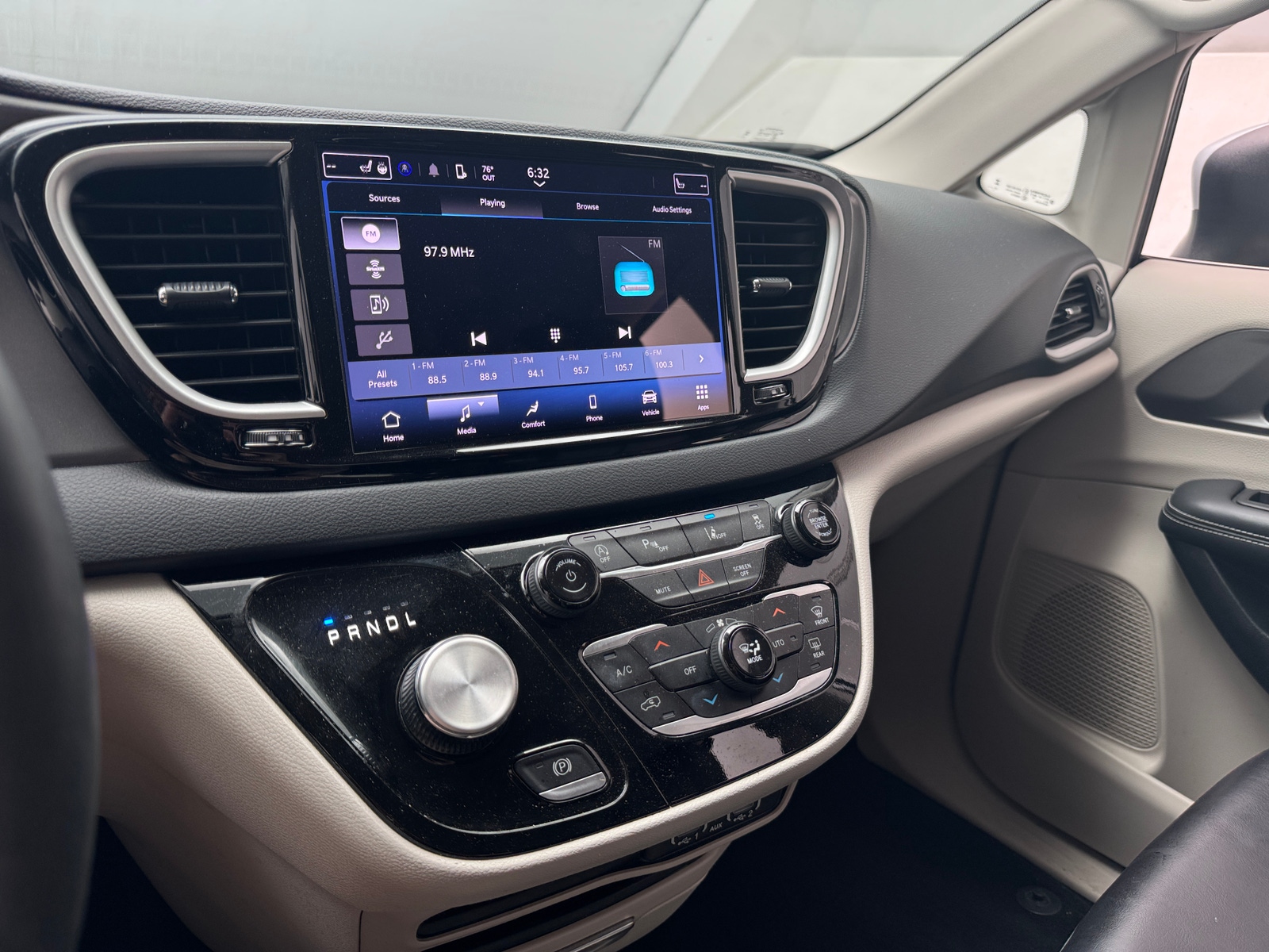 Thumbnail: 2023 Chrysler Pacifica - 3